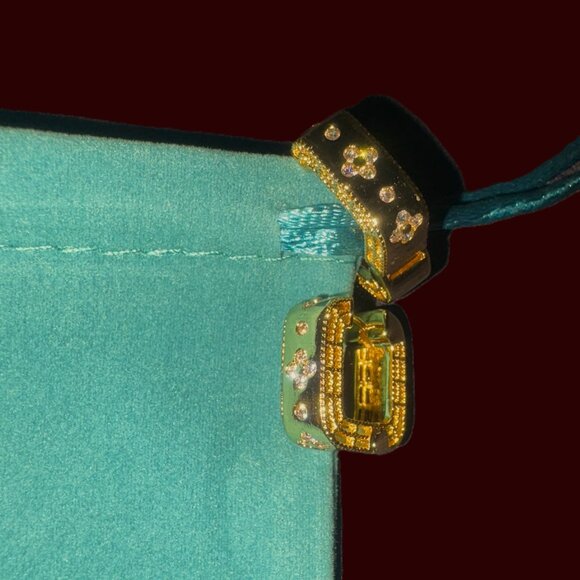 Stunning 24 Carat Gold Filled-Flip-Back Earrings Quatrefoil Design NWOT - Picture 3 of 9